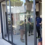 porta scorrevole in vetro per negozio
