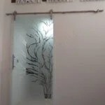 porta scorrevole opaca con decorazione