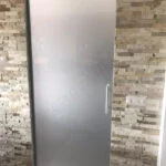 porta singola in vetro opaco con maniglia