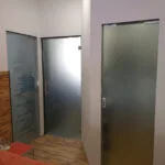tre porte in vetro opaco e decorazione scritte ad acilia