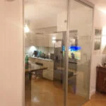 ufficio con porta scorrevole in vetro