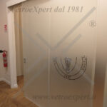 serigrafia su porta in vetro opaca chiusa