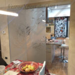 porta in vetro a trascinamento opaca decorata