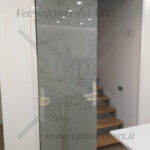 serigrafia decorativa albero su porta in vetro opaca 2