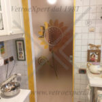 porta in vetro decorato con mantovana per cucina