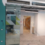 porta in vetro extra chiaro con serigrafia decorativa forme geometriche aperta
