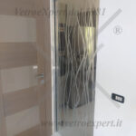 serigrafia con linee su porta in vetro a Roma
