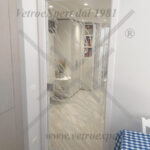 porta in vetro decorata con rami