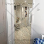 porta in vetro con mantovana con decorazione