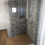 box doccia a parete fissa con piastrelle decorative