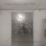 doppia porta in cristallo con mantovana con decorazione