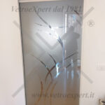 porta in cristallo con mantovana con motivo decorativo