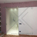 porta in vetro opaca decorata con carrucole in acciaio