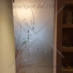 porta in vetro opaca decorata con carrucole in acciaio 2