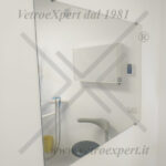 specchio in bagno accessibile