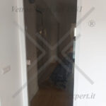 porta in cristallo a scomparsa in vetro decorato chiusa