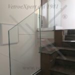 parapetto in vetro con scale interne in pietra