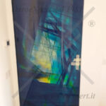 porta in vetro con serigrafia colorata blu 2