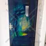 porta in vetro con serigrafia colorata blu