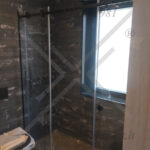 box doccia vetro scorrevole in bagno nero