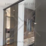 parete divisoria in cristallo per dividere la camera dal bagno