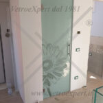 serigrafia fiore su porta in cristallo satinata