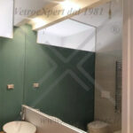 specchio largo in bagno moderno