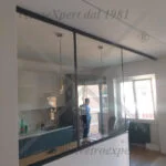 parete divisoria in vetro per separare cucina da soggiorno