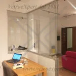 parete divisoria in vetro per dividere soggiorno e cucina con studio